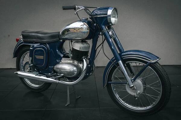 Až na jednu se nabízejí bez rezervy. Draží se Favorit MTX, Jawa 500 OHC i Citroën DS