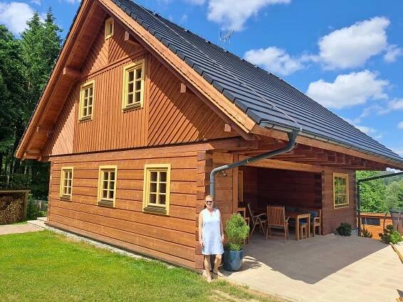 Splnila si sen a zprostředkovává ho lidem. Roubenka Kamennka láká a voní dřevem