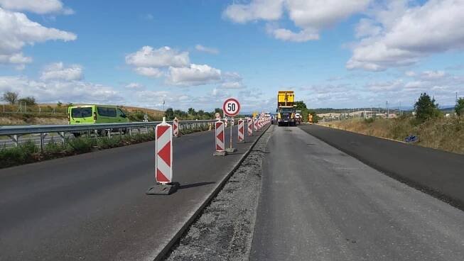 U Loun pokračuje výstavba dálnice D7. Práce se opozdily, hotovo má být v září