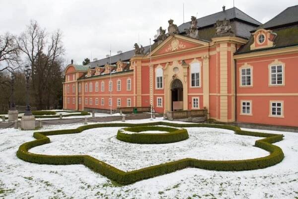 Brdy: Zámek Dobříš a rozhledna Studený vrch