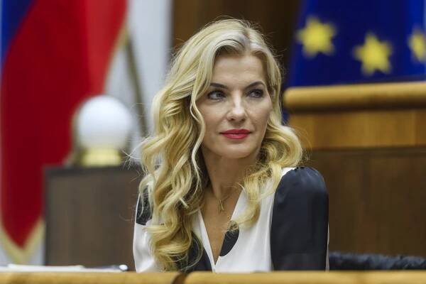 Zvracející smajlík i transparent: Habera a další slavní se obuli do slovenské ministryně kultury