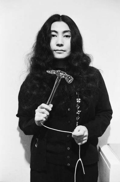 Zatluč hřebík, odstřihni mi šaty. Yoko Ono je víc než vdovou po Lennonovi
