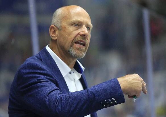 Hlavním trenérem se oficiálně stává Jaroslav Modrý, jeho asistenty jsou Jiří Horáček a Jiří Otoupalík