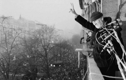 Miroslav Macháček na balkonu Melantrichu v roce 1989