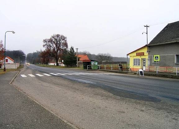Silnice II/611 ve Velence