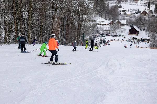 VIDEO, FOTO: Na turnovském ledovci už se lyžuje. Skiareál Struhy zahájil sezónu