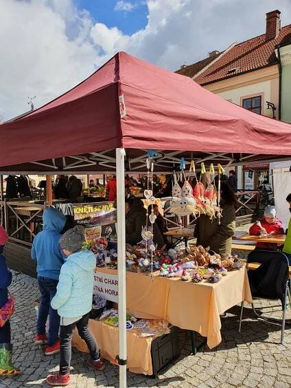 Kutná Hora je zase o něco hezčí. Zdobí ji velikonoční stromy