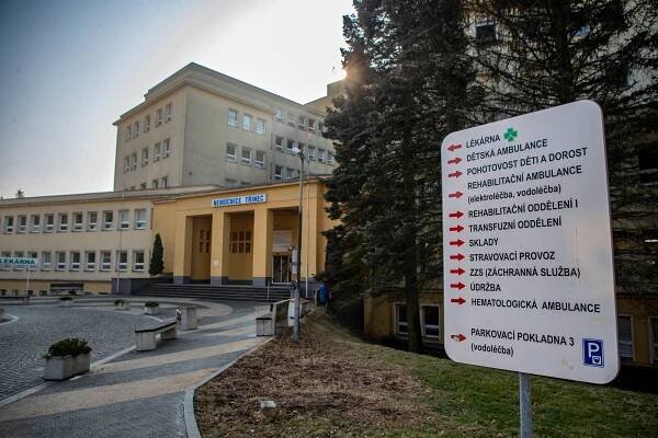 Razie v třinecké nemocnici: Sosnu obsadili policisté, odvedli ředitele Veverku
