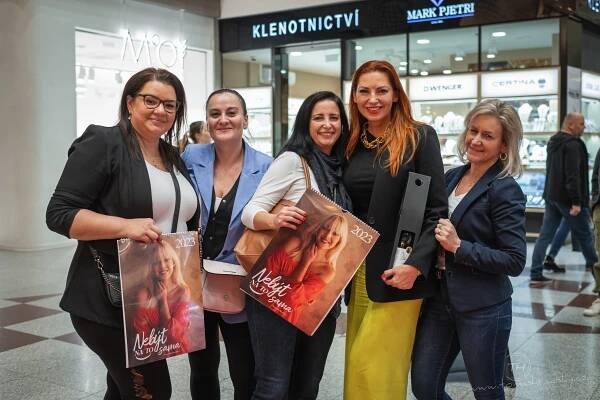 Nebýt na to sama. Slováčková pokřtila kalendář s onkologicky nemocnými ženami