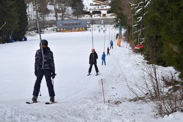 Skiareály v Česku mají dostatek sněhu, zájem o lyžování zvyšují jarní prázdniny