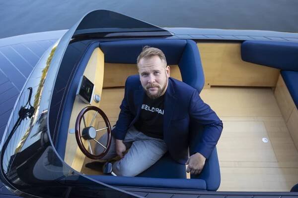 Fotka: David Miklas ve své elektrické lodi KeelCraft