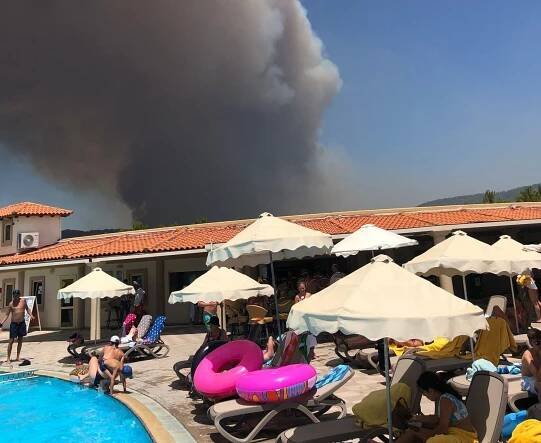 Zdrhali jsme s dětmi pryč. Na obličeji mokré hadry, abychom se neudusili, líčí evakuaci na Rhodu český turista