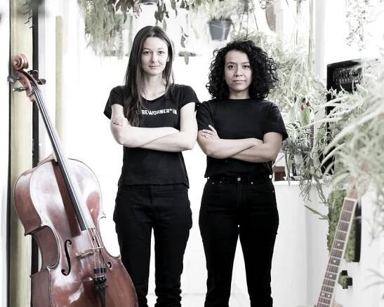Zur richtigen Zeit am richtigen Ort: Wie sich zwei Musikerinnen in Klagenfurt kennenlernen
