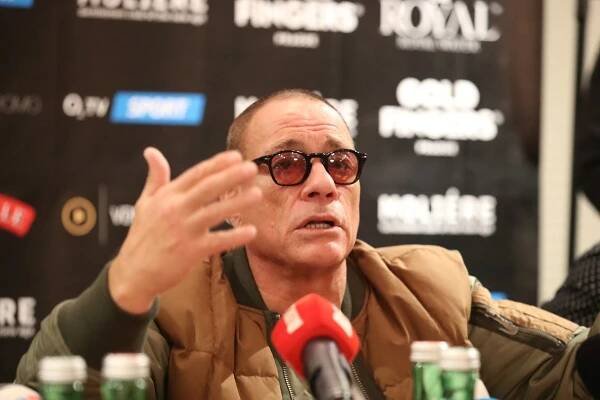 Akční hrdina Jean-Claude Van Damme čelí skandálnímu vyšetřování: »Darem« přijal pět dívek!