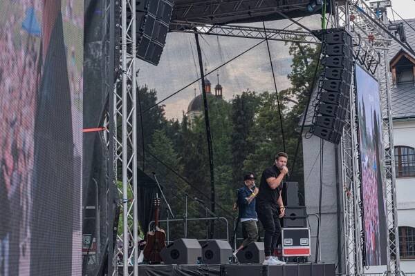 VIDEO: Návrat do devadesátek? Mámu zpívaly s Luneticem v Olomouci stovky lidí