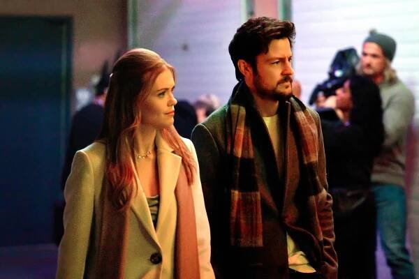 Holland Roden, Tyler Hynes - Time for Him to Come Home for Christmas - Z filmu