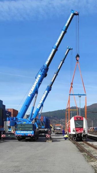 Havarovaný Panter 661.006 smeruje do Česka po ceste | Railpage.net