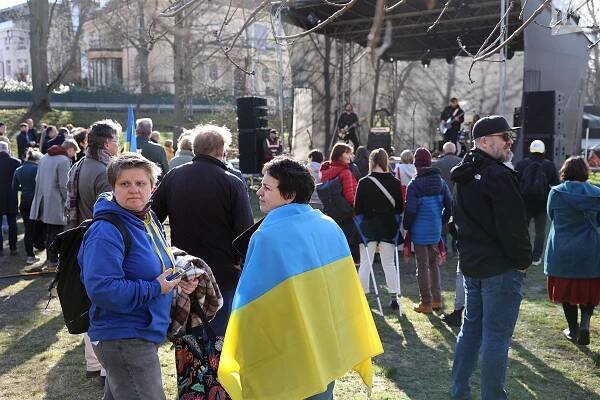 Koncert pro Ukrajinu před ruskou ambasádou | PrahaIN 