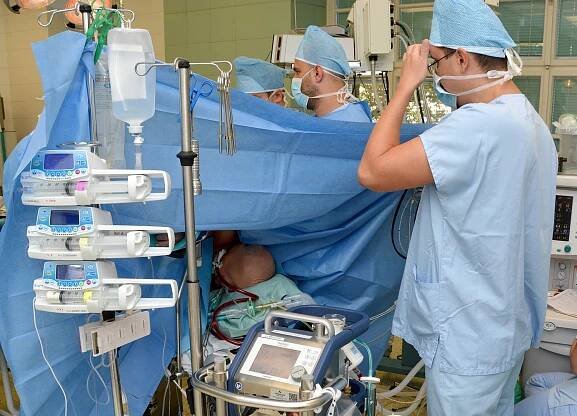 Lékaři v Brně zaznamenali mimořádný úspěch. Operovali muži nádor plic za pomoci mimotělního oběhu