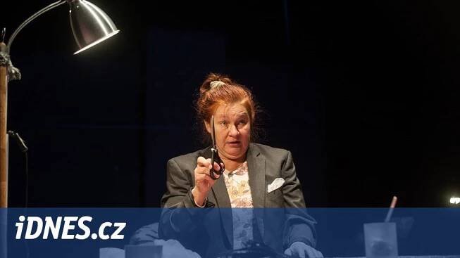 RECENZE: Eva Salzmannová hraje ulepeného pobudu v šusťákovce - iDNES.cz