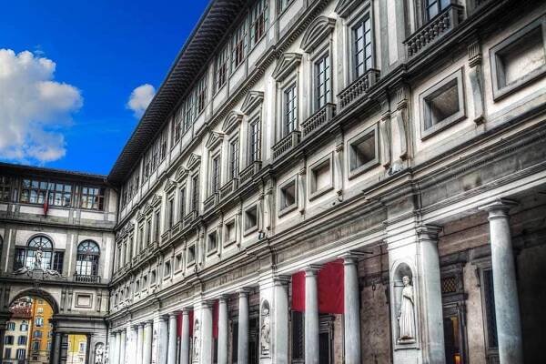 galerie uffizi ve florencii pod modrou oblohou - galleria degli uffizi - stock snímky, obrázky a fotky