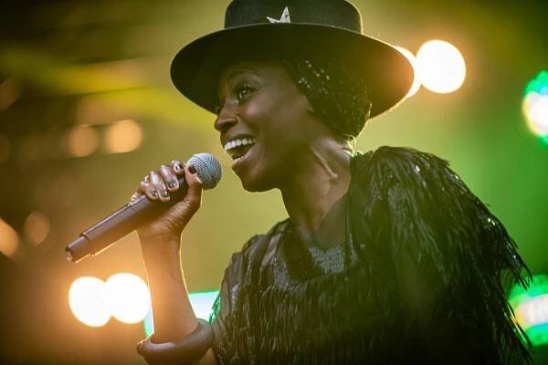 FOTOREPORT: Morcheeba a Indoor Garden Party s Russellem Crowem koncertně zahájili 57. ročník KVIFF