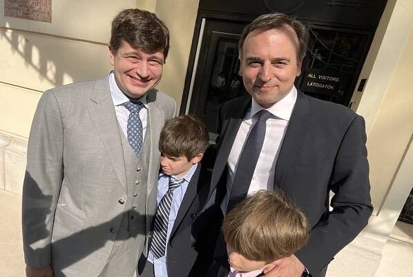 Nový americký velvyslanec v Budapešti. Dorazil s manželem a začal zostra ohledně Putina - CZ24.NEWS