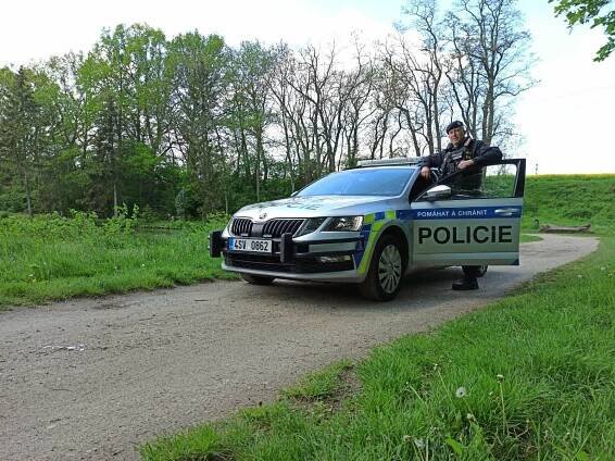 Drama při záchraně života: policista uhasil auto a zamezil výbuchu na benzince