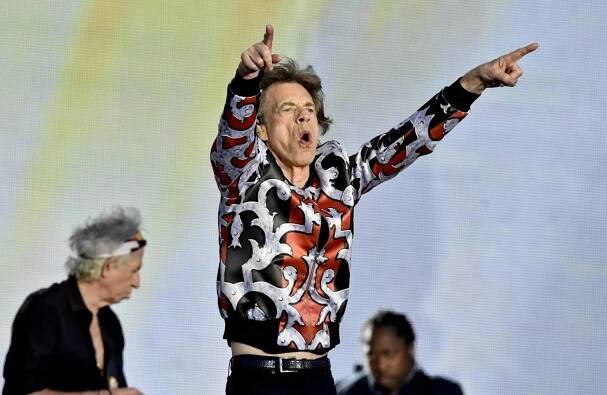 VIDEO: Mick Jagger se naučil písničku Pec nám spadla. Mrkněte, jak si s ní poradil