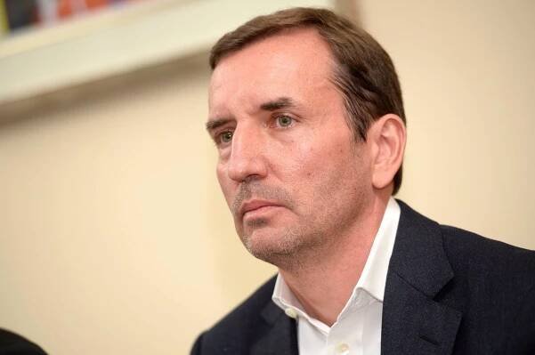 Miliardář Dospiva získal titul doktora práv podvodem? Univerzita je bezzubá