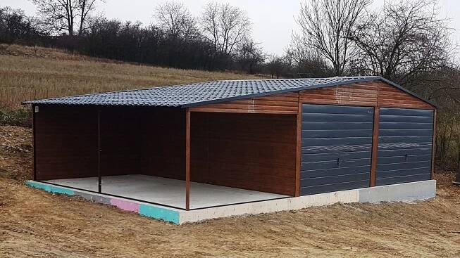 Plechová garáž 6x6 m – Zlatý dub světlý + přístřešek