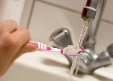 Průměrně si zuby čistíme 2 minuty, čtyřčlenná rodina tak ročně přichází téměř 30 m3 vody. Proto se vyplatí vodu i na tu „chvilku“ zavírat.