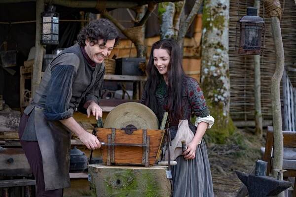 Alexander Vlahos, Jessica Reynolds - Cudzinka - Allegiance - Z filmu