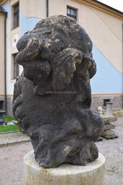Hodnotné starožitné torzo - originální a vícekrát opravovaná hlava dnes už neznámé barokní sochy Svatého Floriána