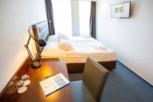 Postel nebo postele na pokoji v ubytování Hotel CHODOV ASC