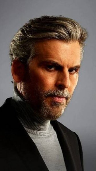 Karim Farouk (Oded Fehr)