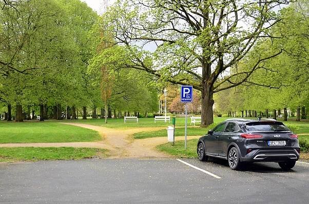Divoké parkování u mariánskolázeňské nemocnice skončí, přibude padesát míst