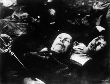 Těla Mussoliniho a jeho milenky Clary Petacciové 