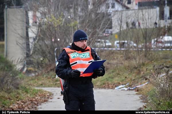 V Praze se zřítila lávka pro pěší mezi Trojou a Císařským ostrovem | Týdeník Policie