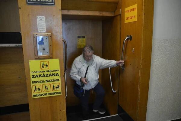 V Praze se nachází 28 páternosterů. Hlavně Číňané se bojí nastoupit