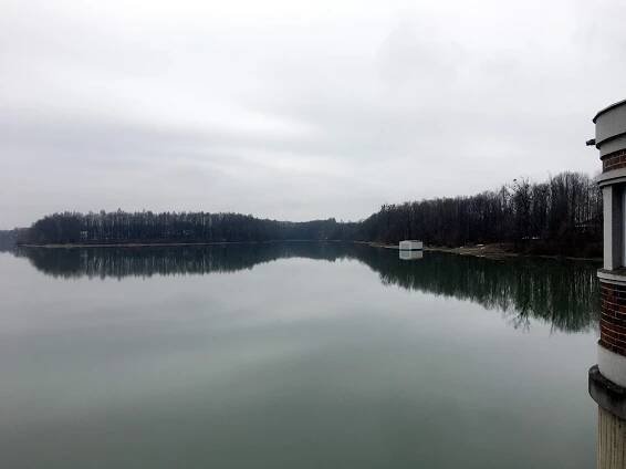 Okolo Žermanické přehrady staví okružní cyklostezku, teď se kácí stromy