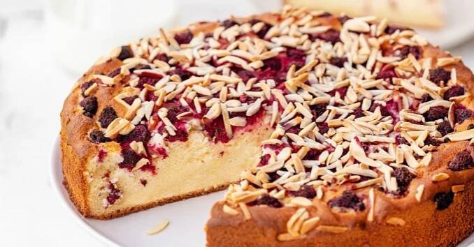 Jednoduchý malinový koláč z ricotty zdobený mandlemi | Prima Fresh