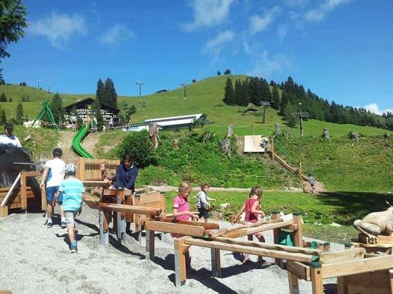Erlebnisspielplatz Almenwelt Lofer mit Wasserspiel