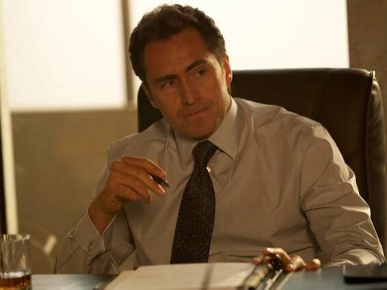 Tráva - If You Work for a Living, Then Why Do You Kill Yourself Working? - Z filmu - Demián Bichir