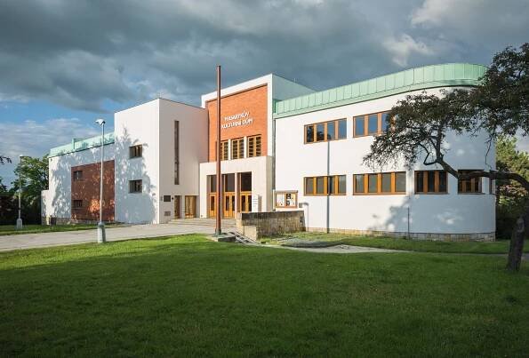 Prostranství Před Masarykovým Kulturním Domem Se Obnovuje »