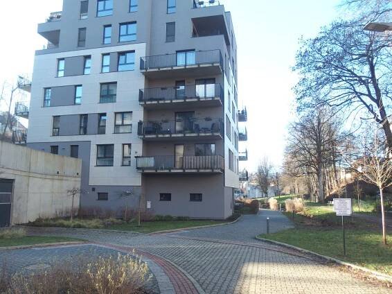 Pronájem nového bytu 2+kk (ca 60 m2) s terasou a krytým parkováním v rezidenčním bydlení v Liberci. - Firma, která nezklame