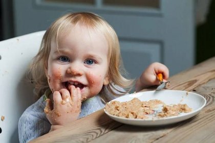 Jak se dítě naučí jíst samo?