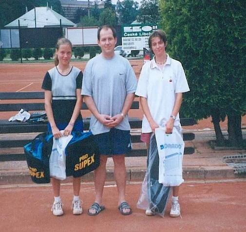 2000 – dvouhra dorostenek, vlevo vítězka I.Káňová, vpravo 2.M.Skřepská (obě Šump.), uprostřed ředitel soutěže Pavel Jindra.