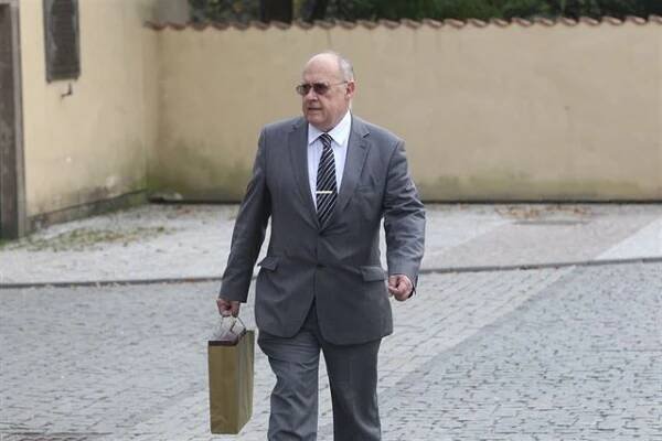 V kauze skrytého ovládnutí Mostecké uhelné vypovídali exministři Zemanovy vlády Kužvart a Kavan