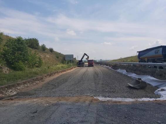 Na stavbě dálnice D7 u Loun aktuálně probíhají sanační práce - Ředitelství silnic a dálnic s. p. pro Ústecký kraj